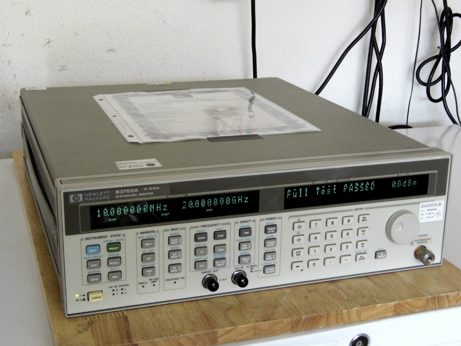 AT HP 83752A .01-20GHz Synthesized Signal Sweeper w/opt. 1E1 & cal. w/data AT HP 83752A .01-20GHz Synthesized Signal Sweeper w/opt. 1E1 & cal. w/data